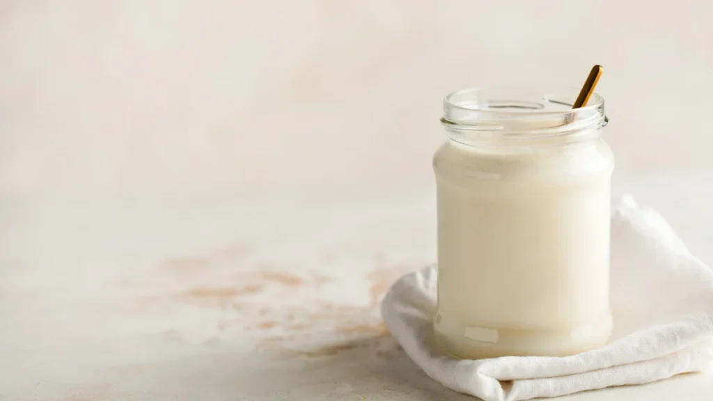 découvrez comment réutiliser votre crème fraîche périmée en toute sécurité avec nos astuces pratiques et éviter le gaspillage alimentaire.