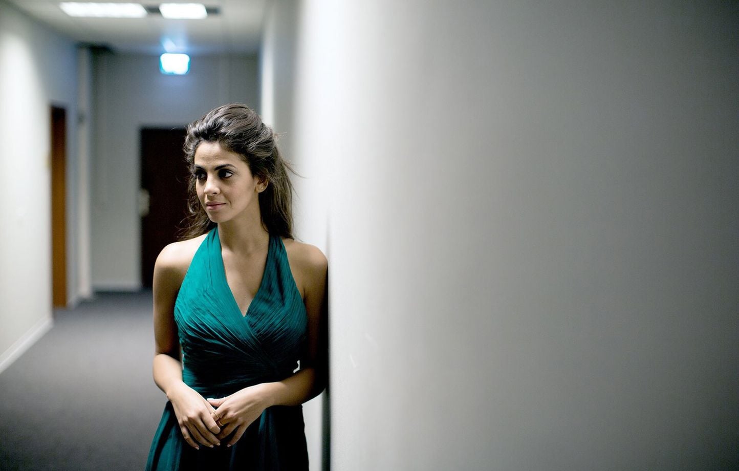 Chanteuse arabe française en concert sur scène devant son public