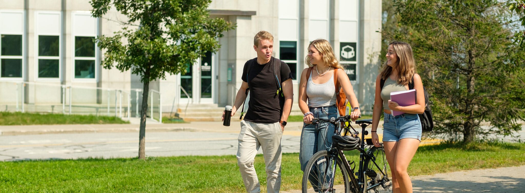 Étudiant consultant son espace personnel Mon Dossier Web sur un ordinateur portable