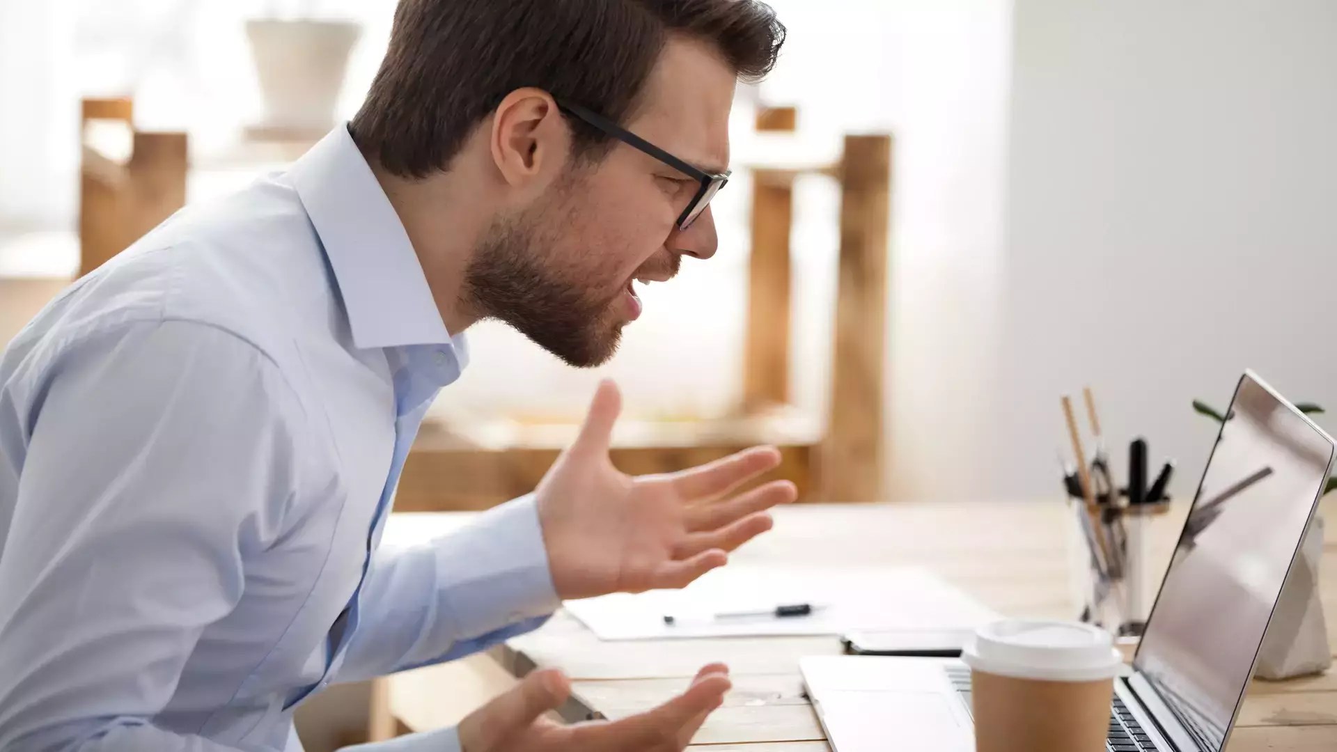 Salariée consultant une offre de recrutement avec son responsable