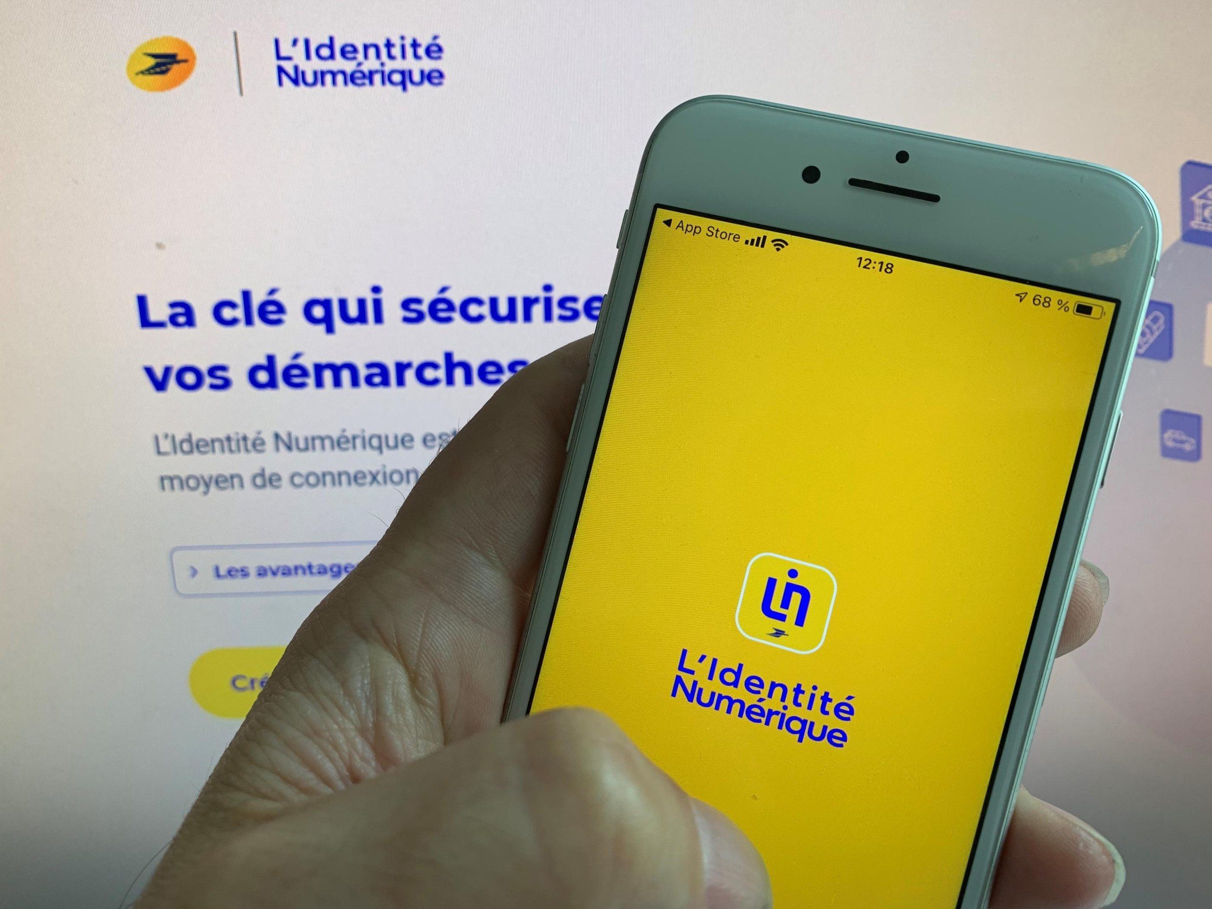 Smartphone affichant l'application d'identification de La Poste