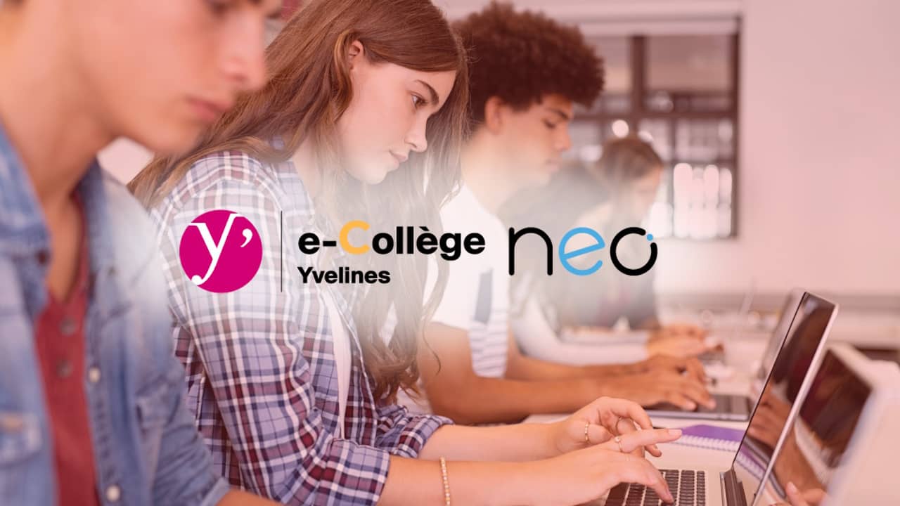 Élève consultant l'espace numérique de travail de son collège des Yvelines sur un ordinateur