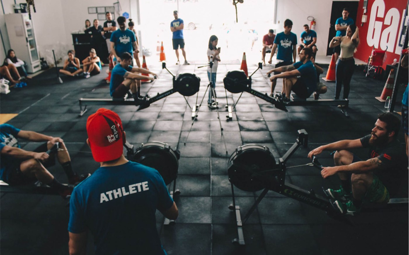 Personne relisant les conditions d'un abonnement de salle de sport avant de le résilier