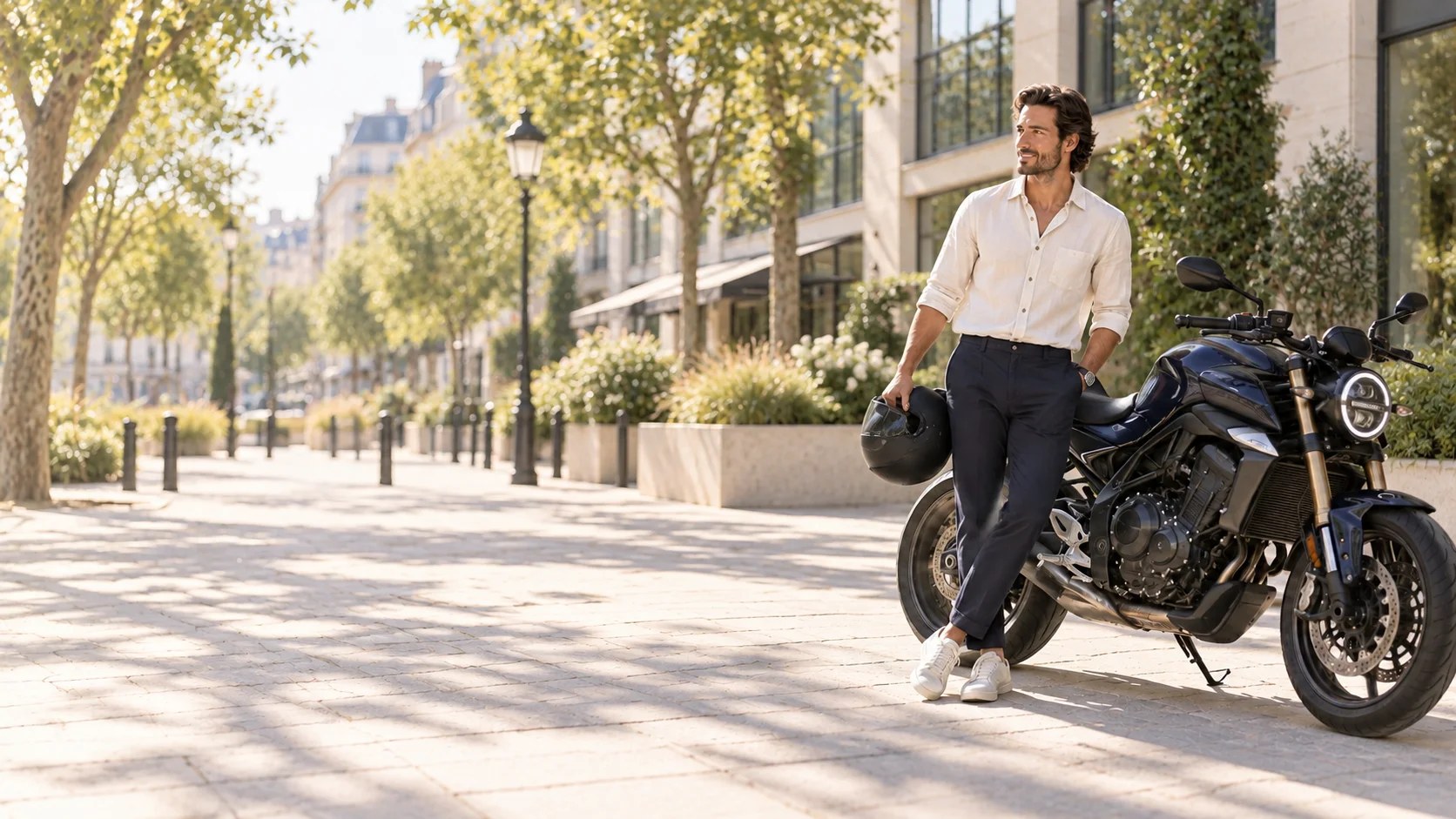Voiture et moto stationnées le long d'un quai à Sète, illustration de l'assurance auto et moto en ville